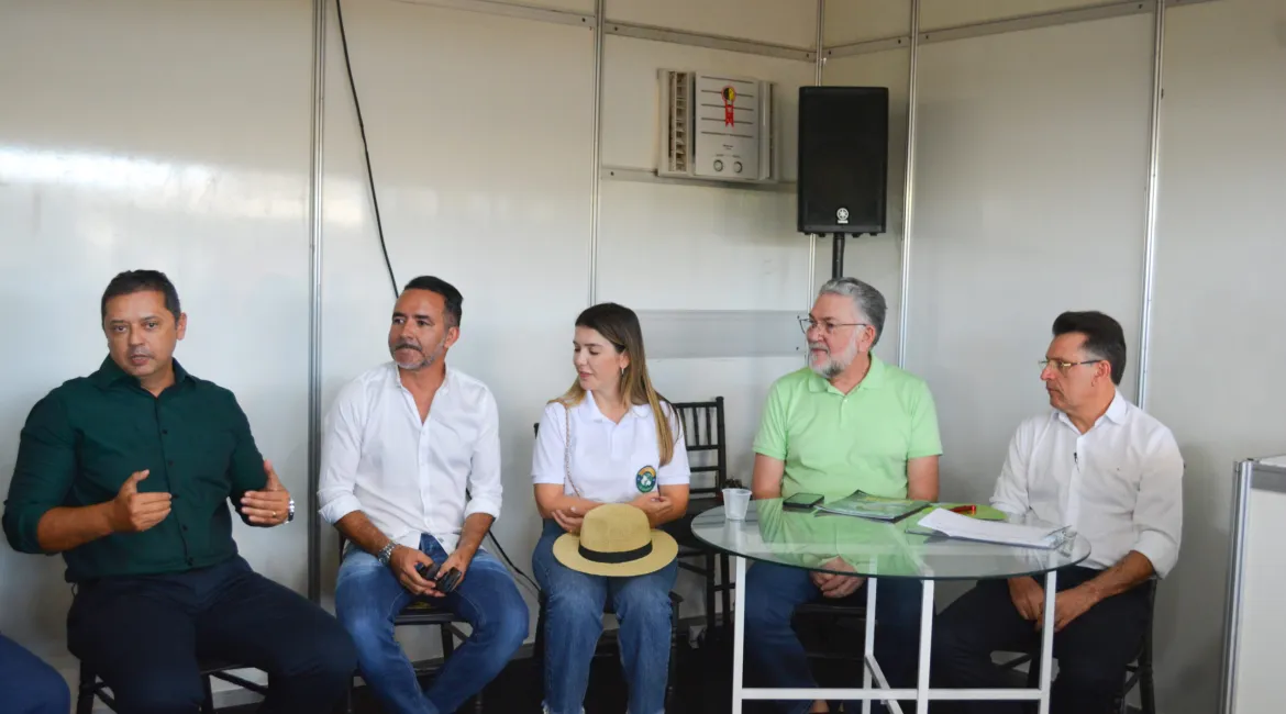 Prefeito de Sumé e presidente do CISCO, Éden Duarte, visita Expo Monteiro 2023 e debate assuntos de interesse do Cariri