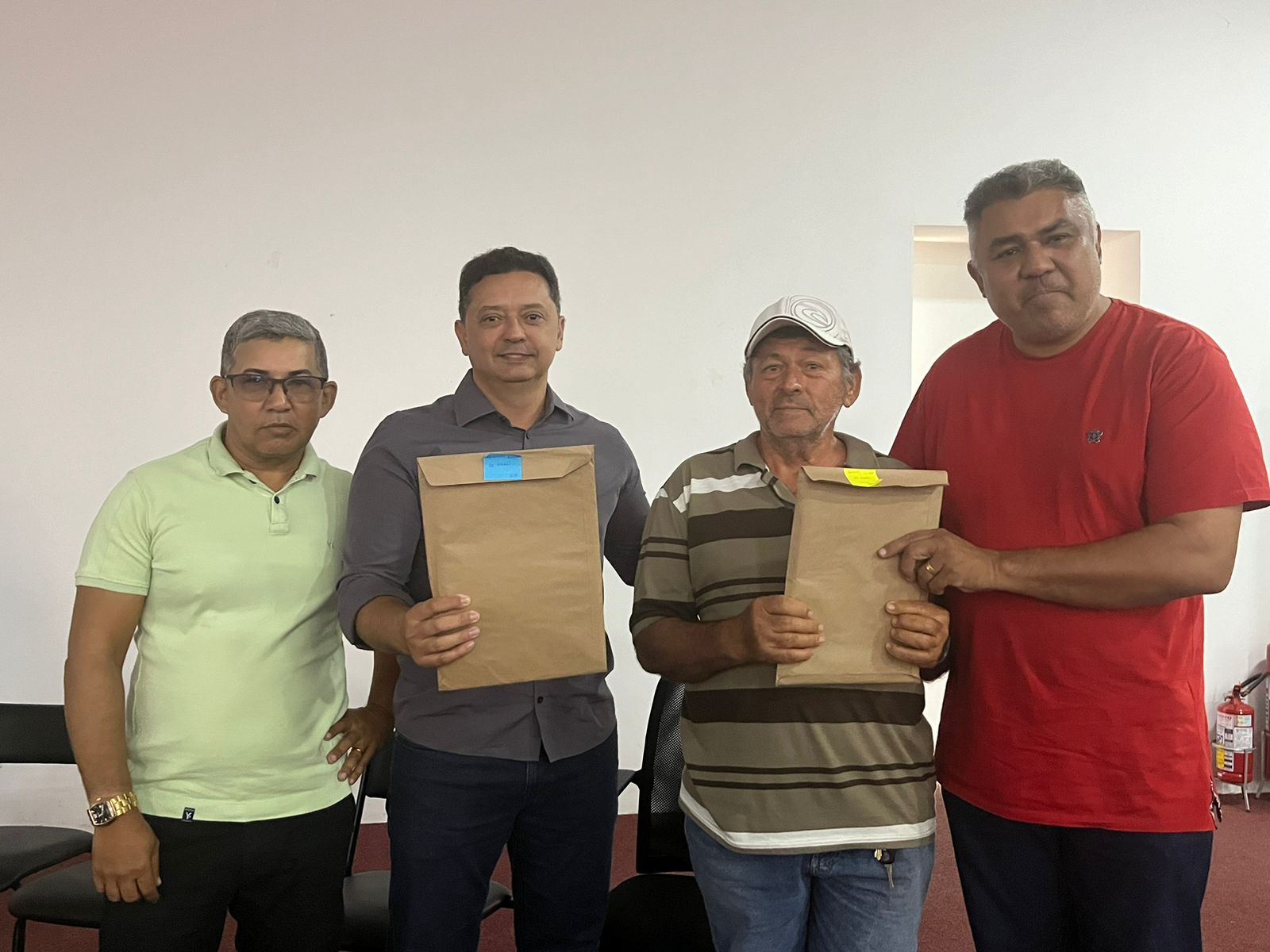 Presidente do Cisco Éden Duarte entrega certificados de registro genealógico em Sumé